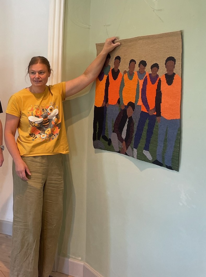 Anna Olsson fra ophængningen af værkerne.